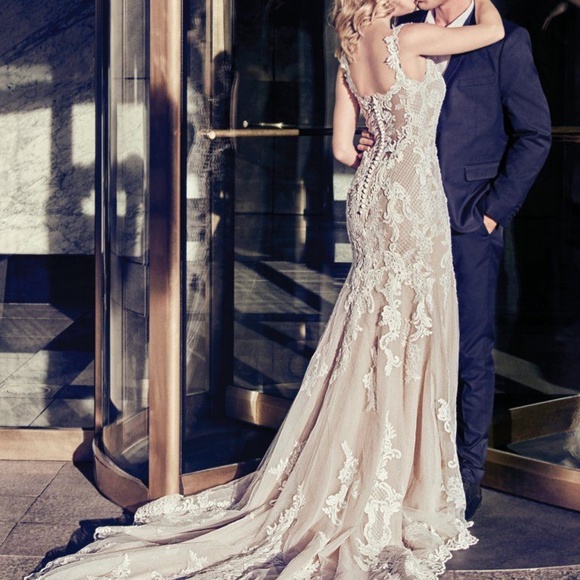 Gorgeous Maggie Sottero Lace Fit Wedding Dress - Picture 3 of 8
